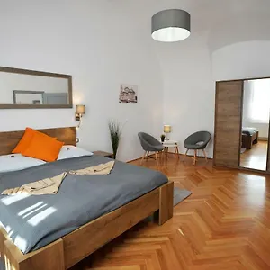 Apartman Pr, Eger
